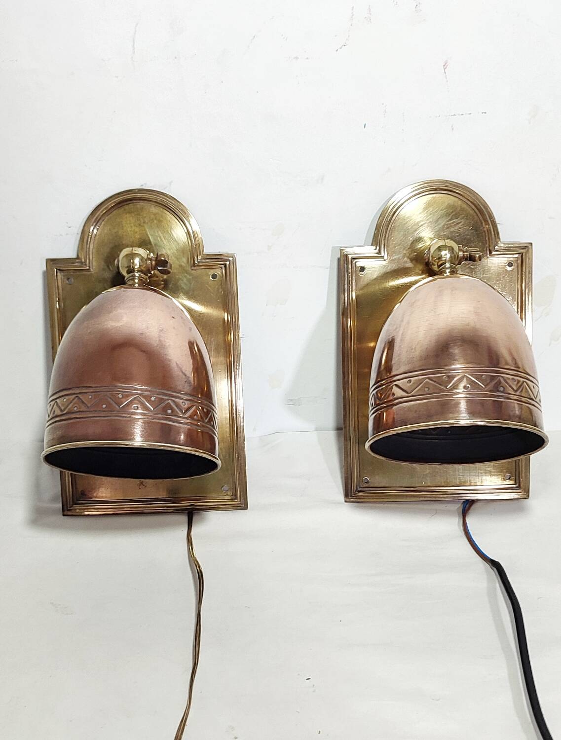 Par de apliques de bronce. España, 1950s.