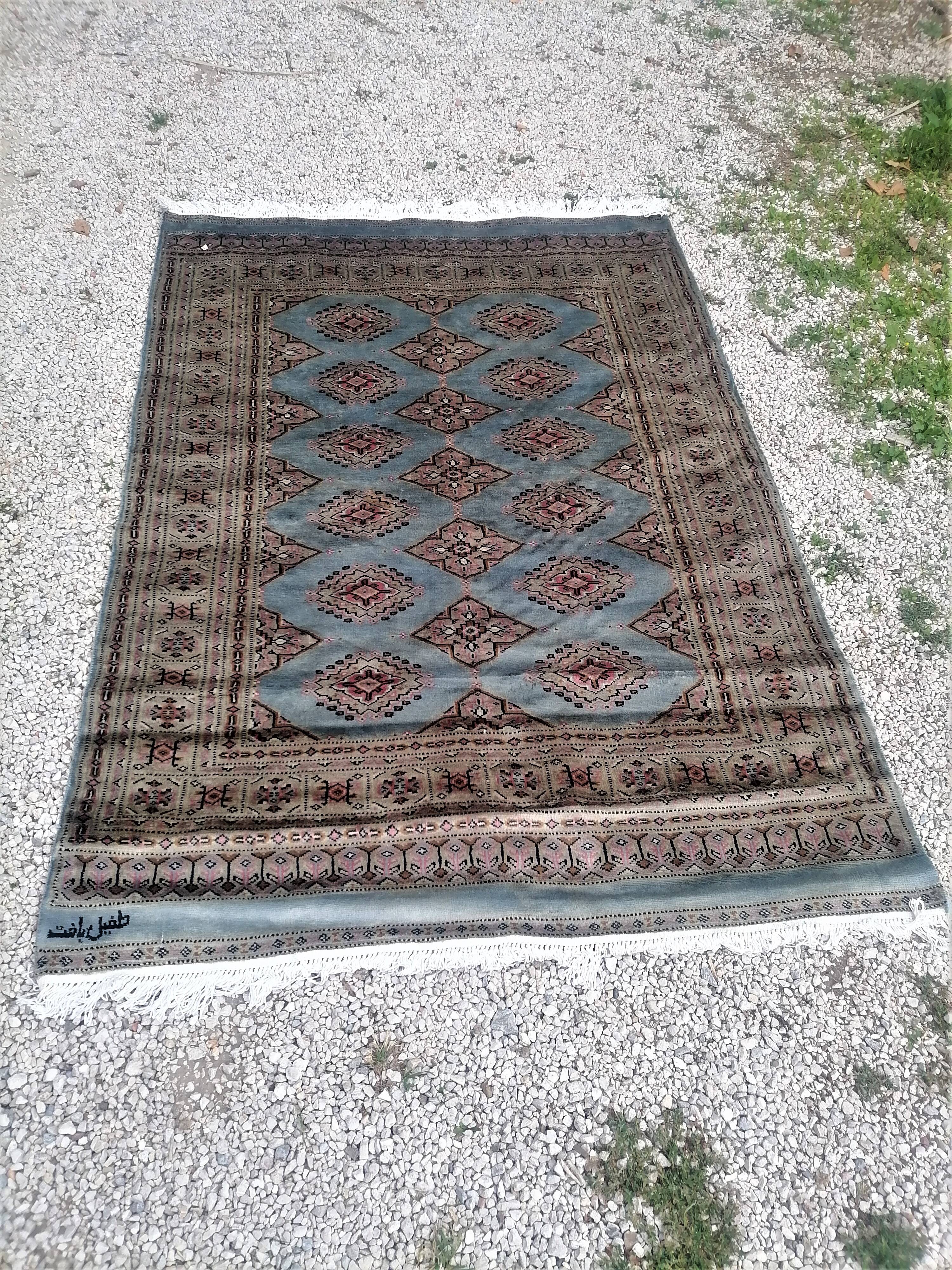 Old oriental carpet made hands. Signature. (175 x 125 )