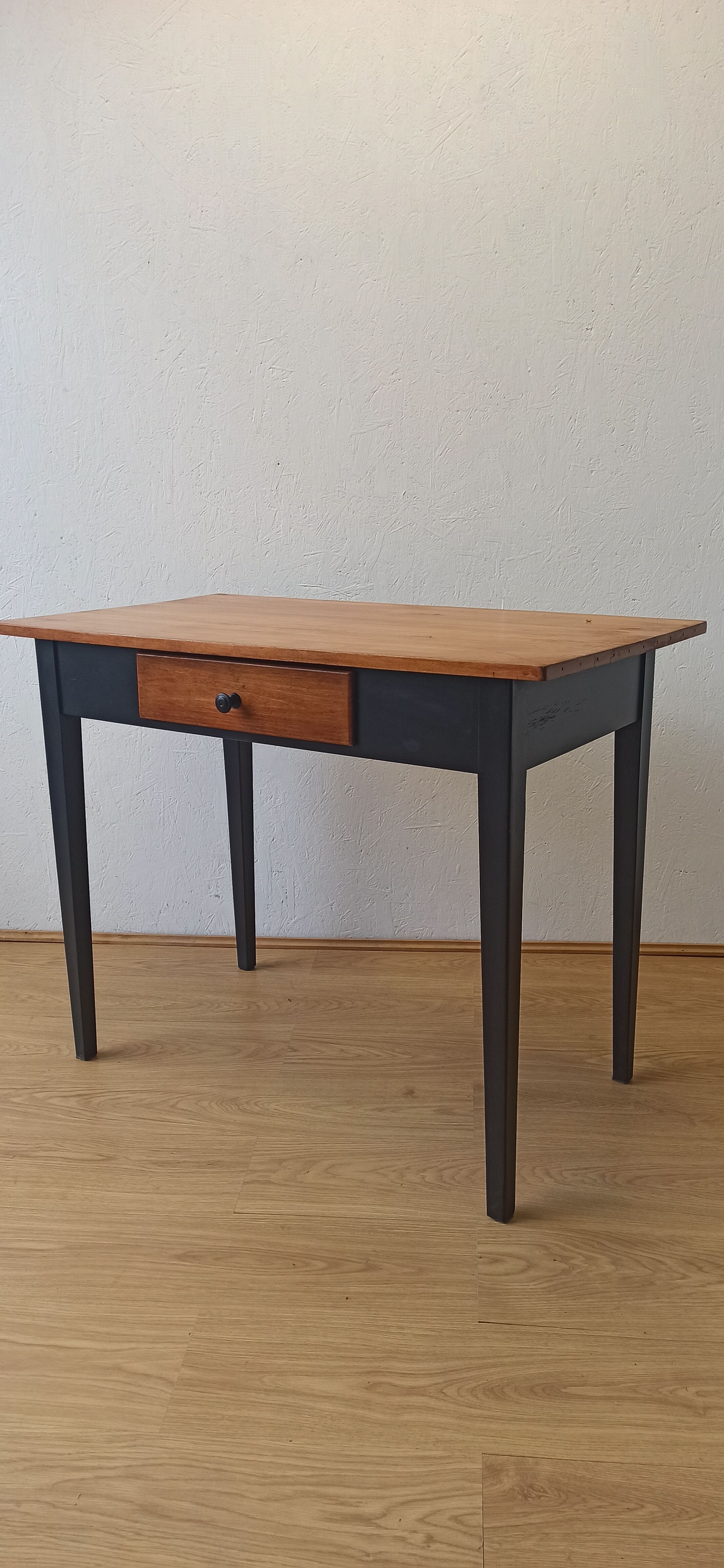 Minimalist kitchen table