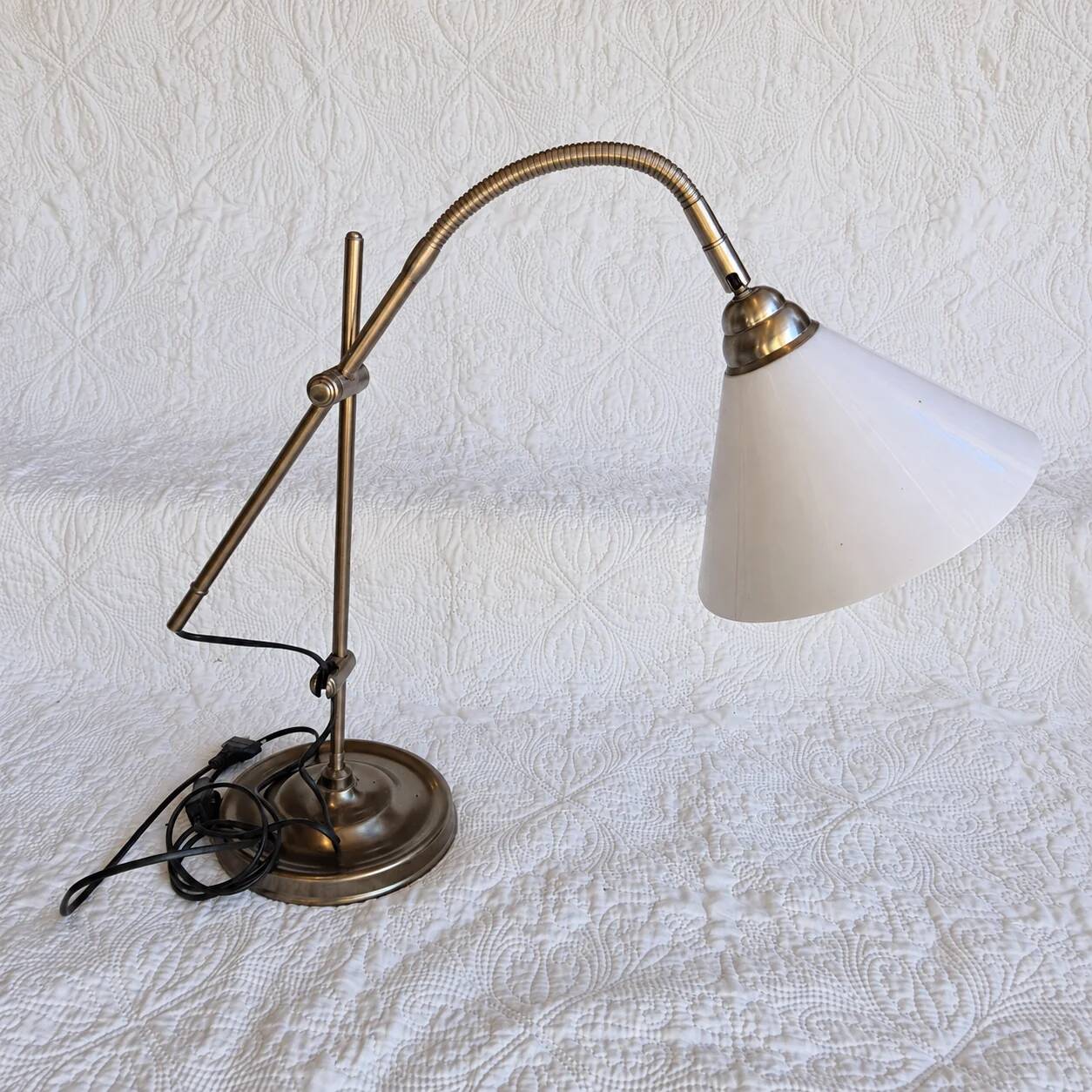 Articulated Daylight desk lamp with magnifying glass and clamp – Aged brass finish