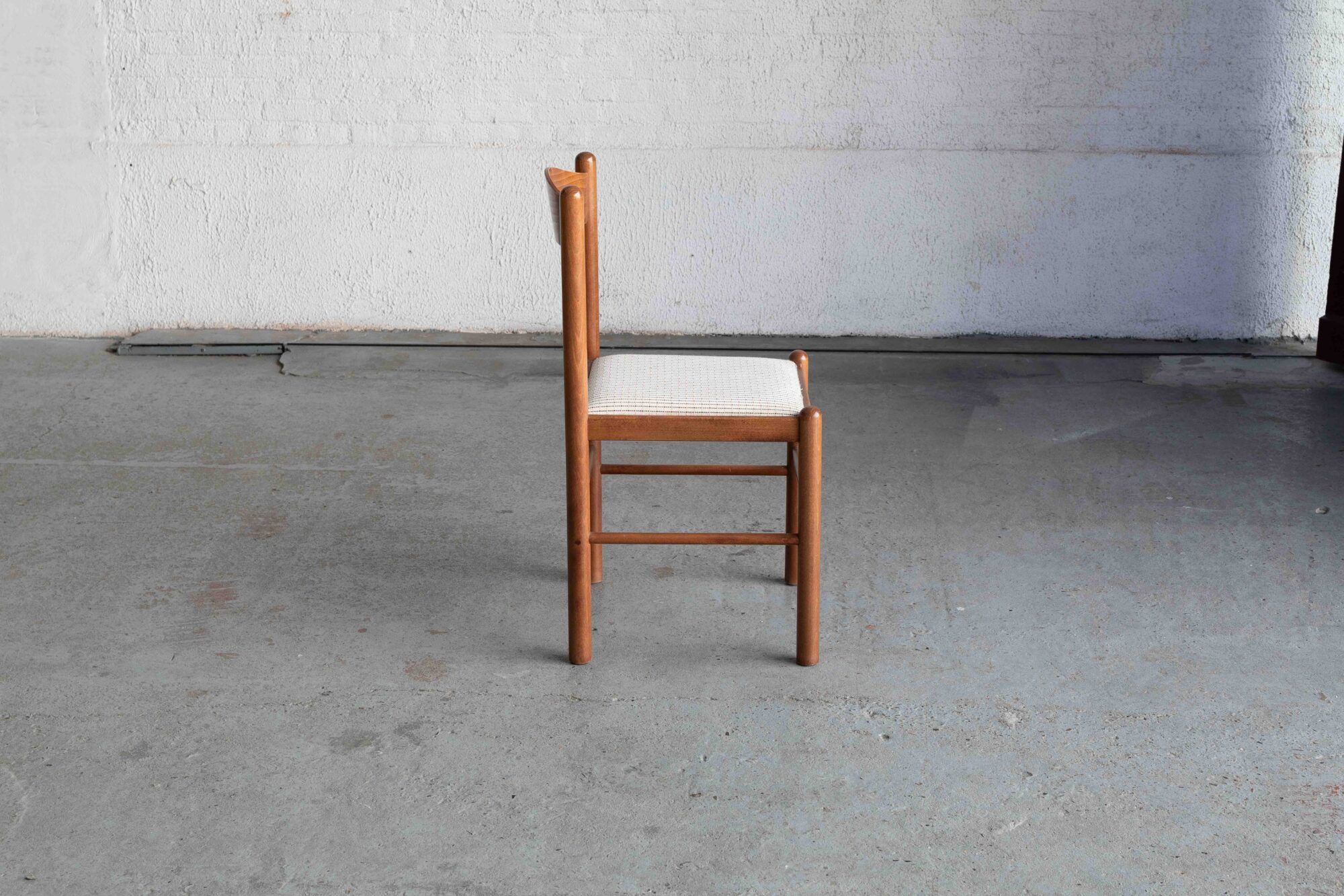 Ensemble de 6 chaises de salle à manger dans le style de Vico Magistretti.