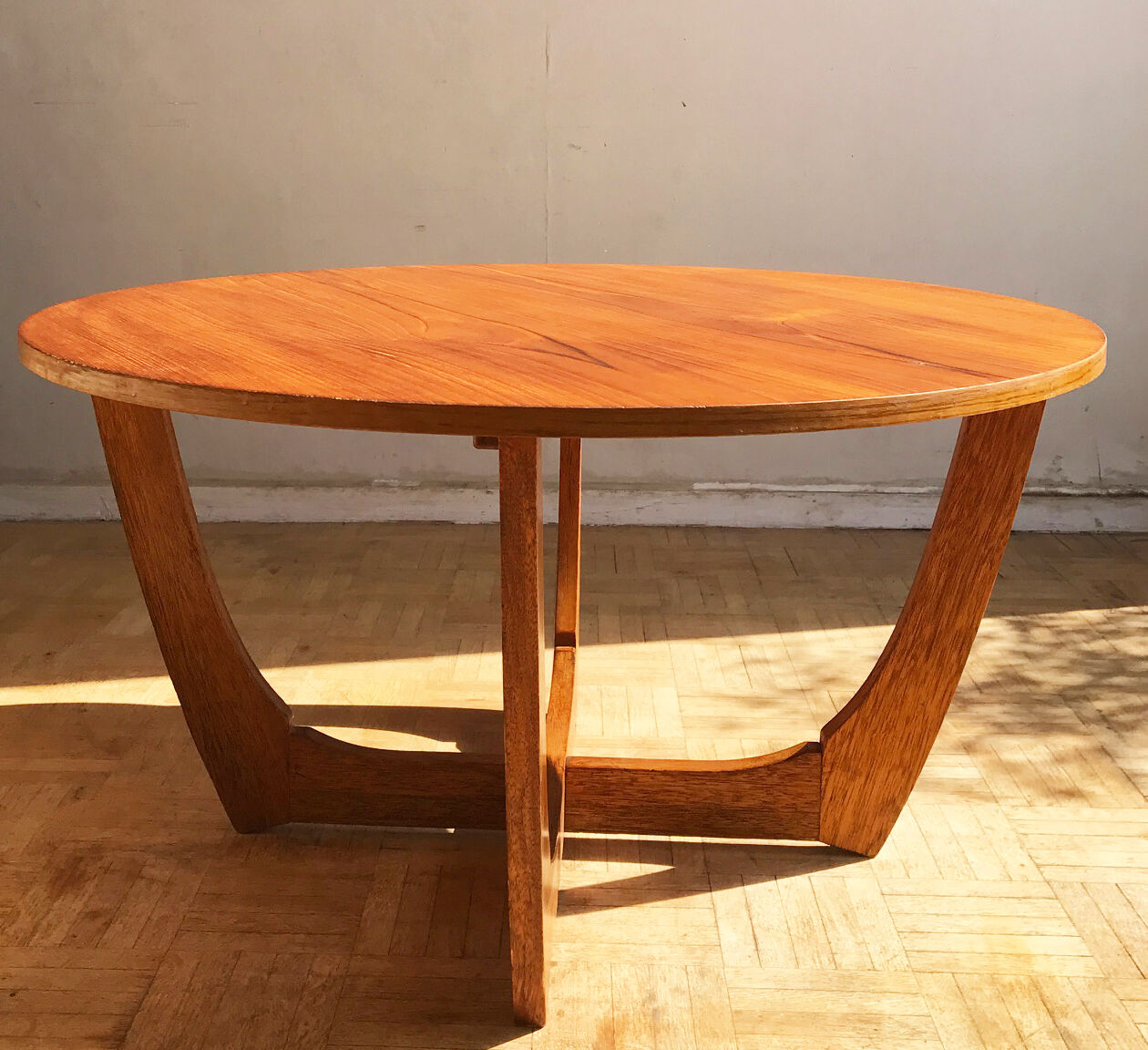 Table basse ronde en tek des années 1960