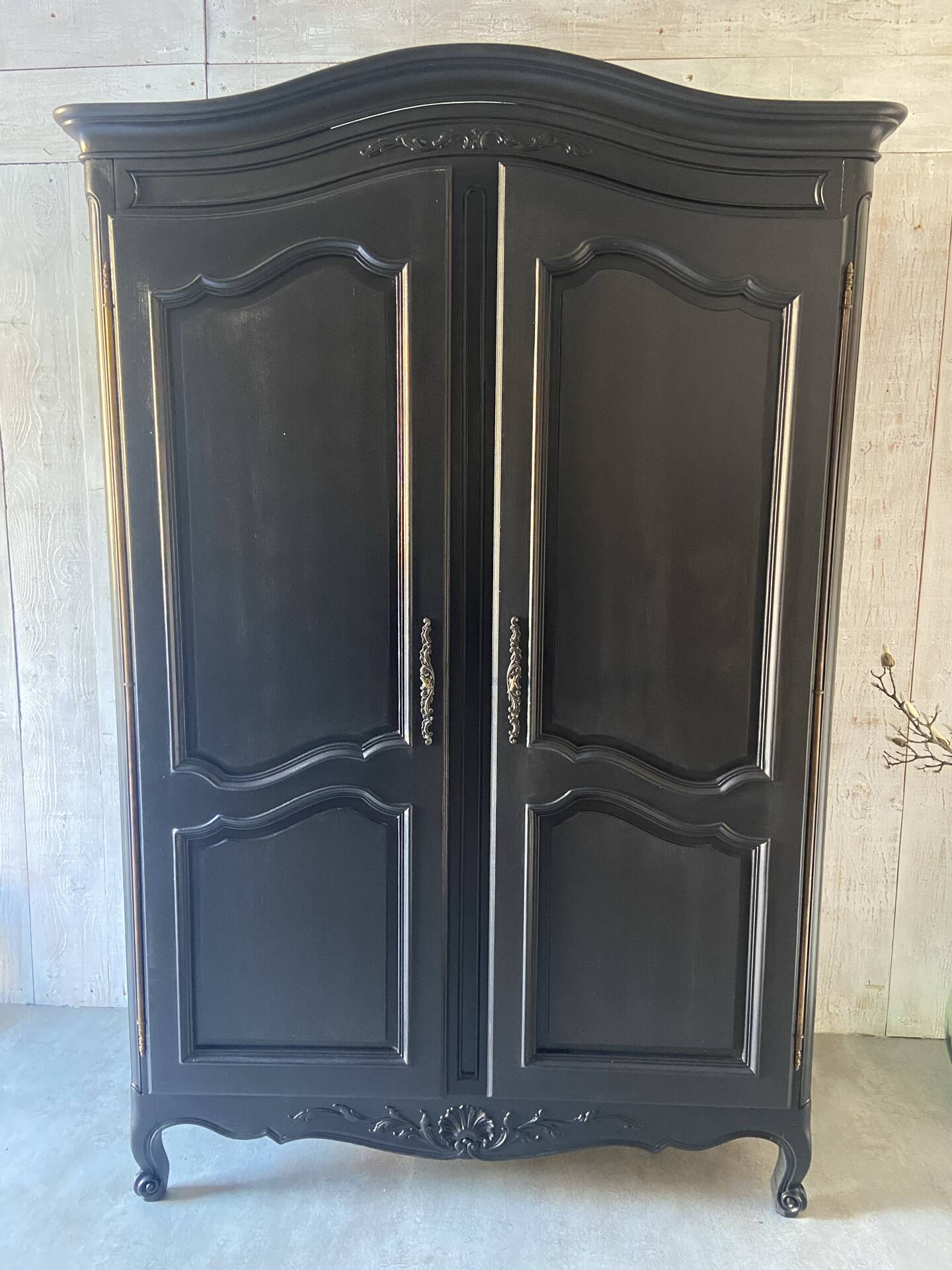 Armoire « chapeau de gendarme »