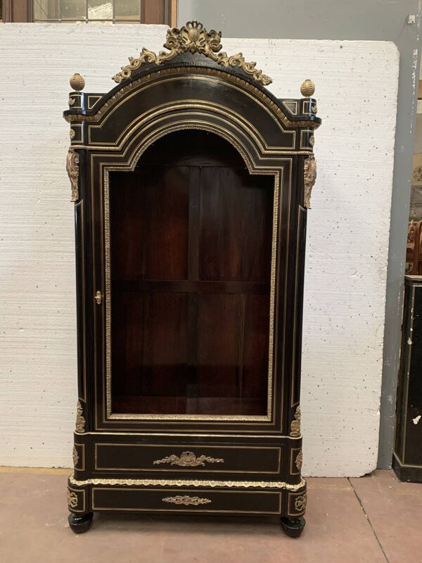Vitrine d'apparat Napoléon III en bois noir et bronze ciselé doré XIX siècle