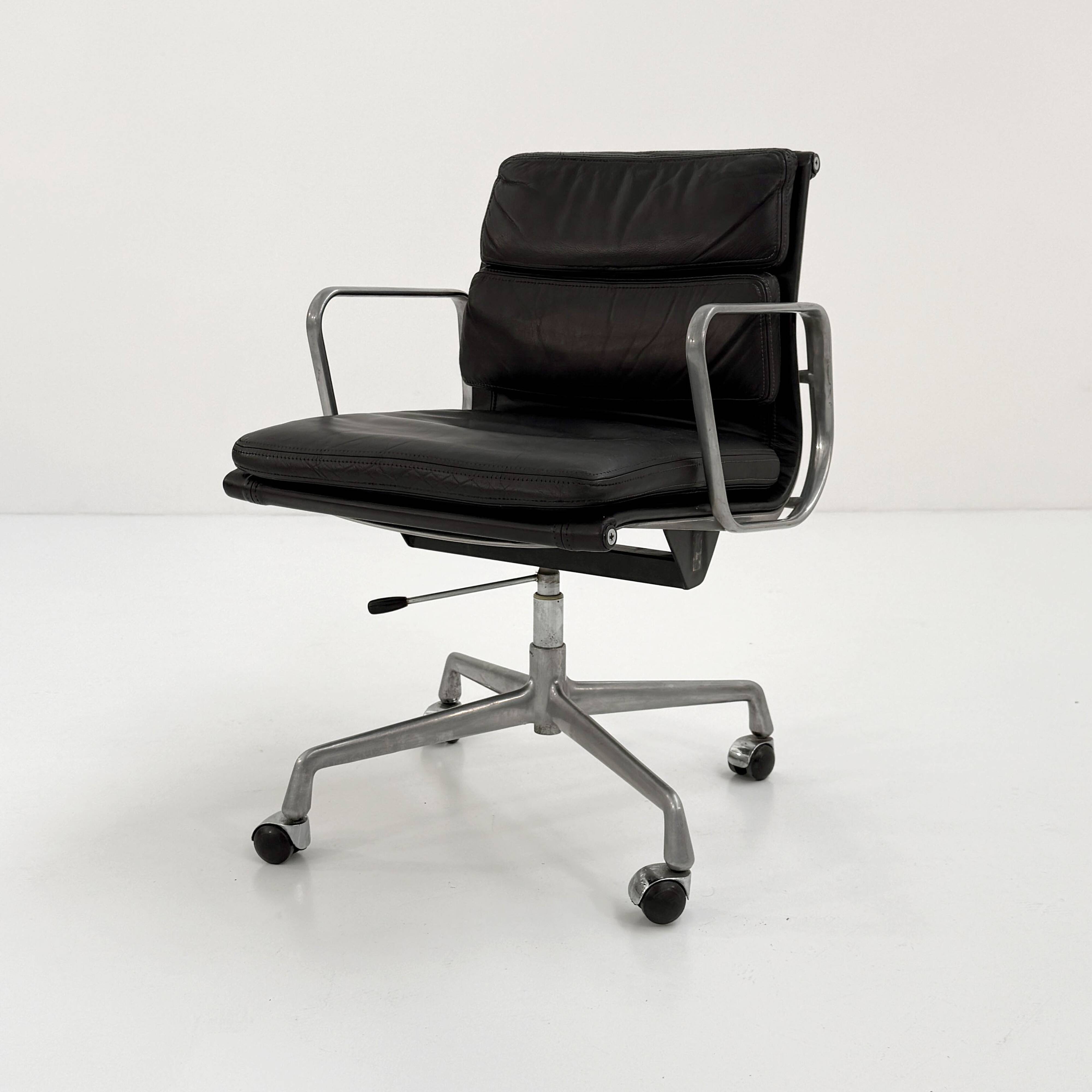 Fauteuil de bureau Soft Pad EA217 par C.& R. Eames pour Herman Miller, 1970