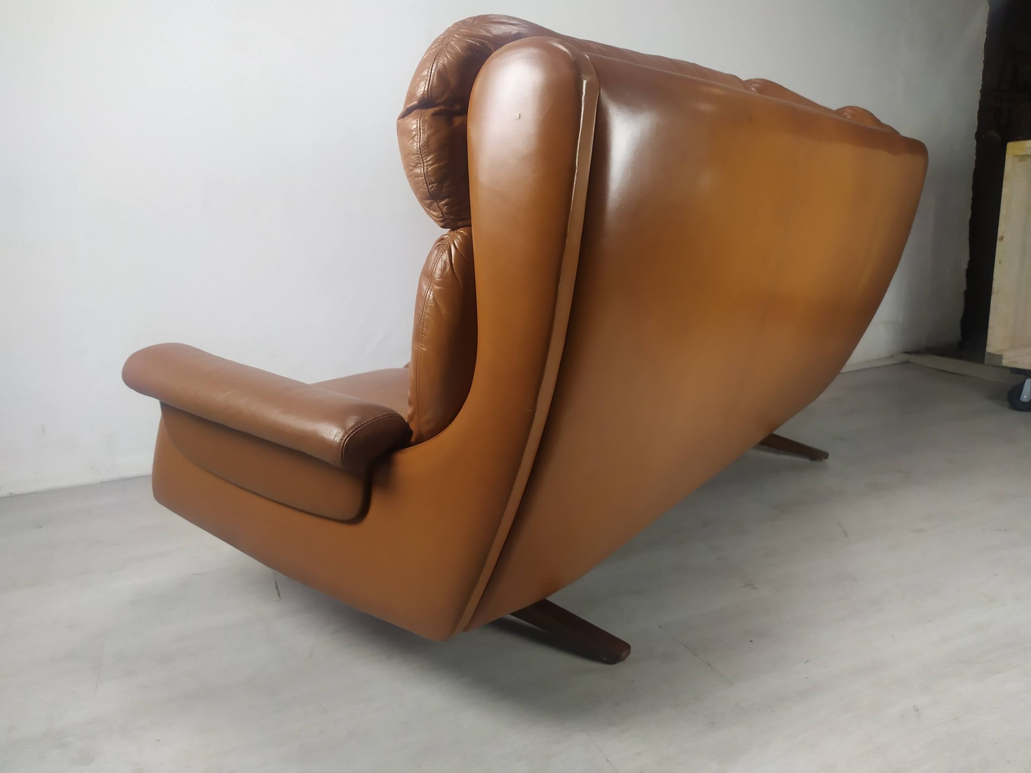 Canapé cuir fauve scandinave