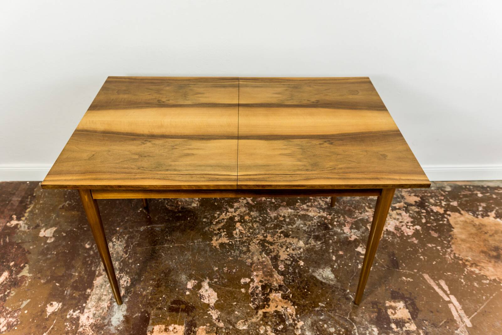 Table à manger extensible de style mid-century en noyer, années 1960