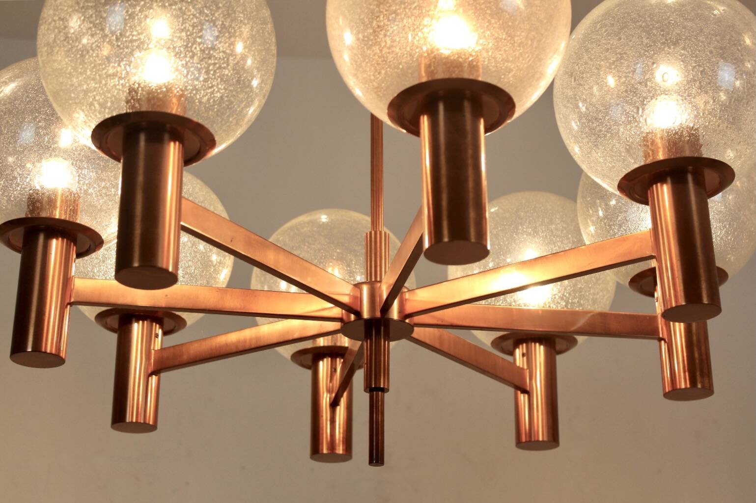 Lustre en cuivre et verre soufflé à la main par Ott International