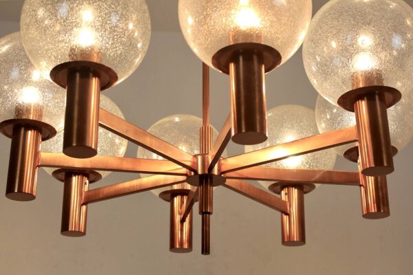 Lustre en cuivre et verre soufflé à la main par Ott International