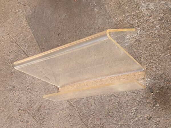 Porte-revue en plexiglas