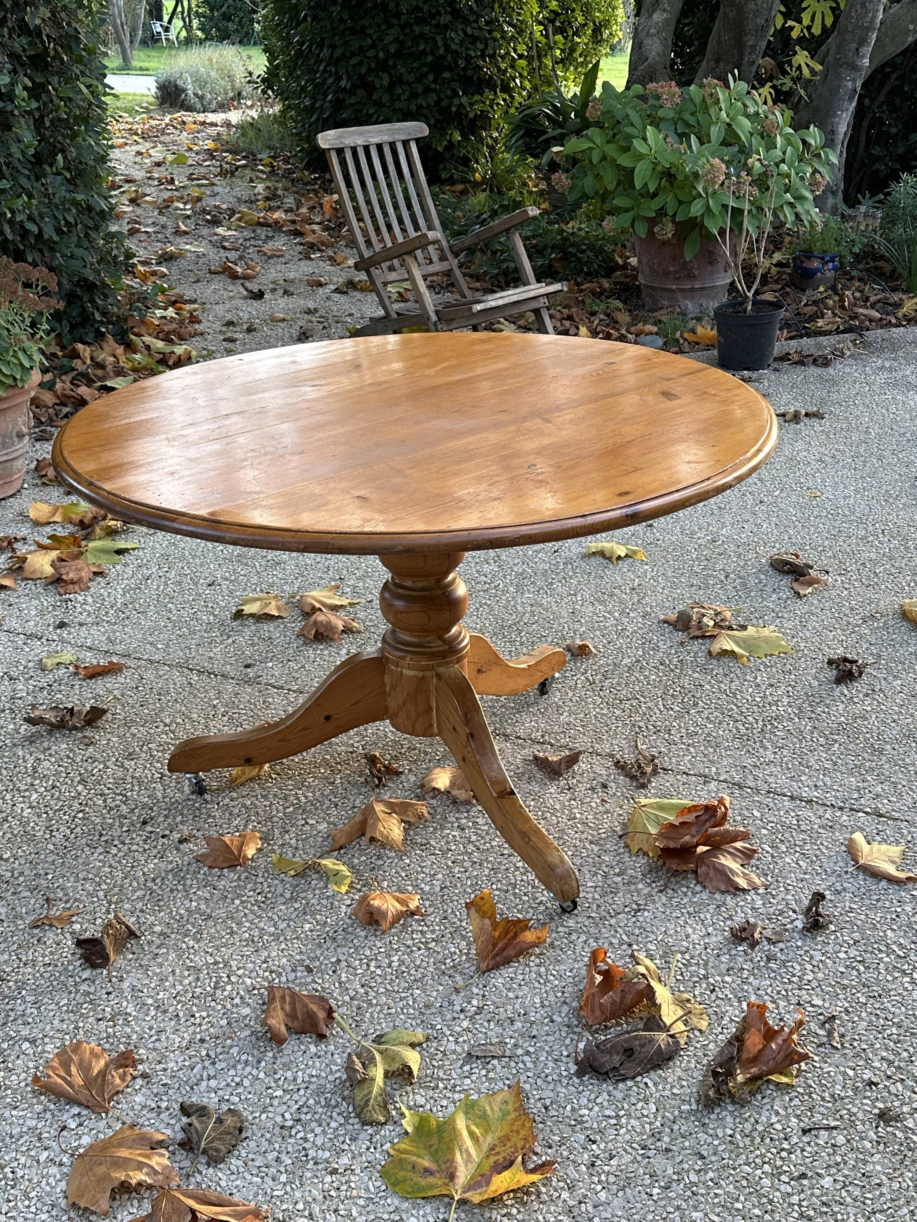 Round pine table with a diameter of 120 cm.