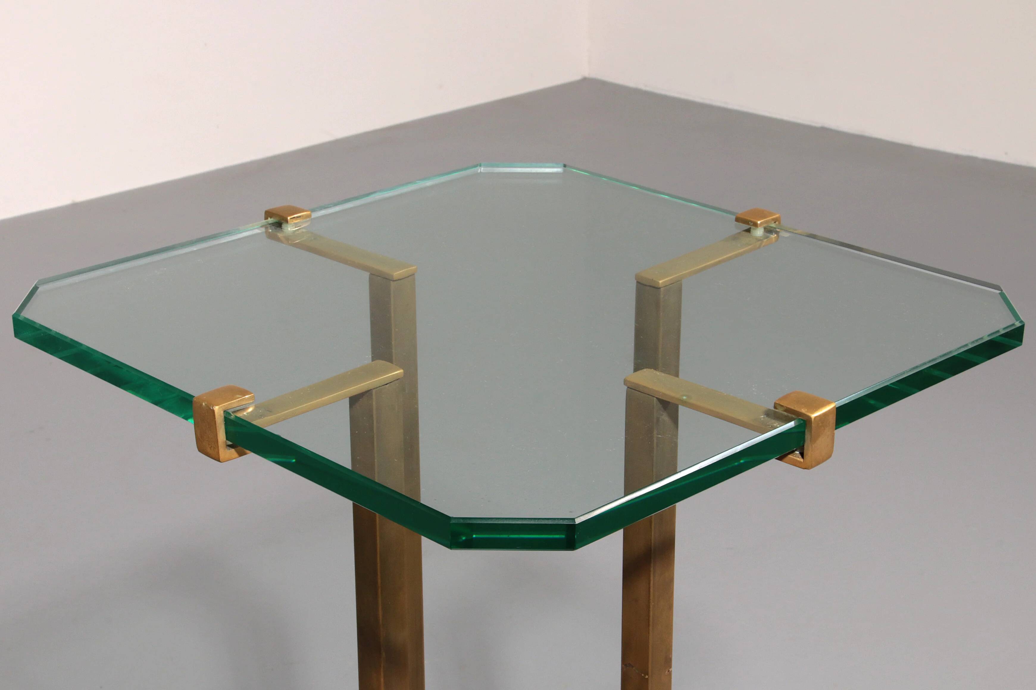 Rares tables d'appoint Peter Ghyczy T18, modèle des années 1970, hauteur 73 cm.