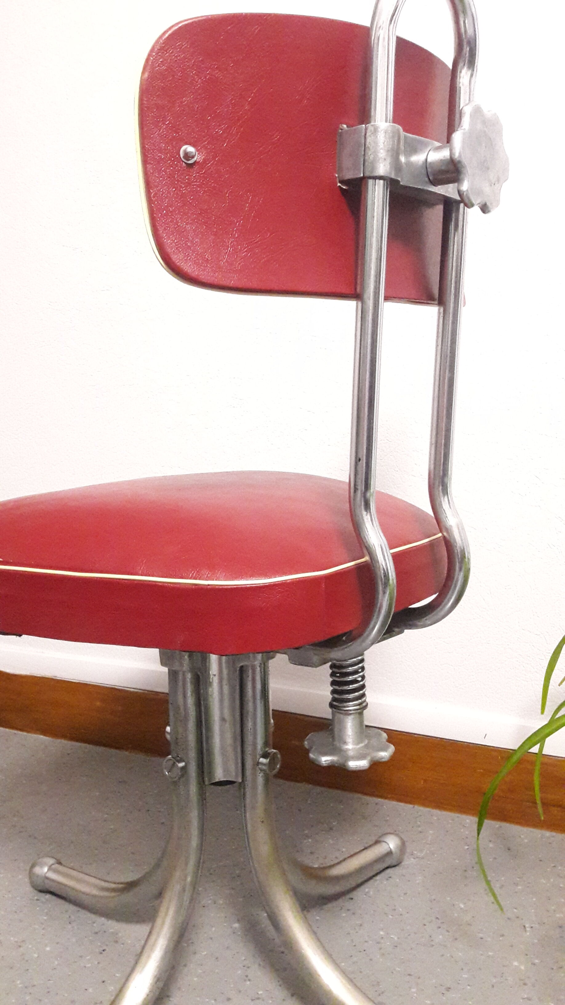Chaise pivotante skaï bordeau 1960