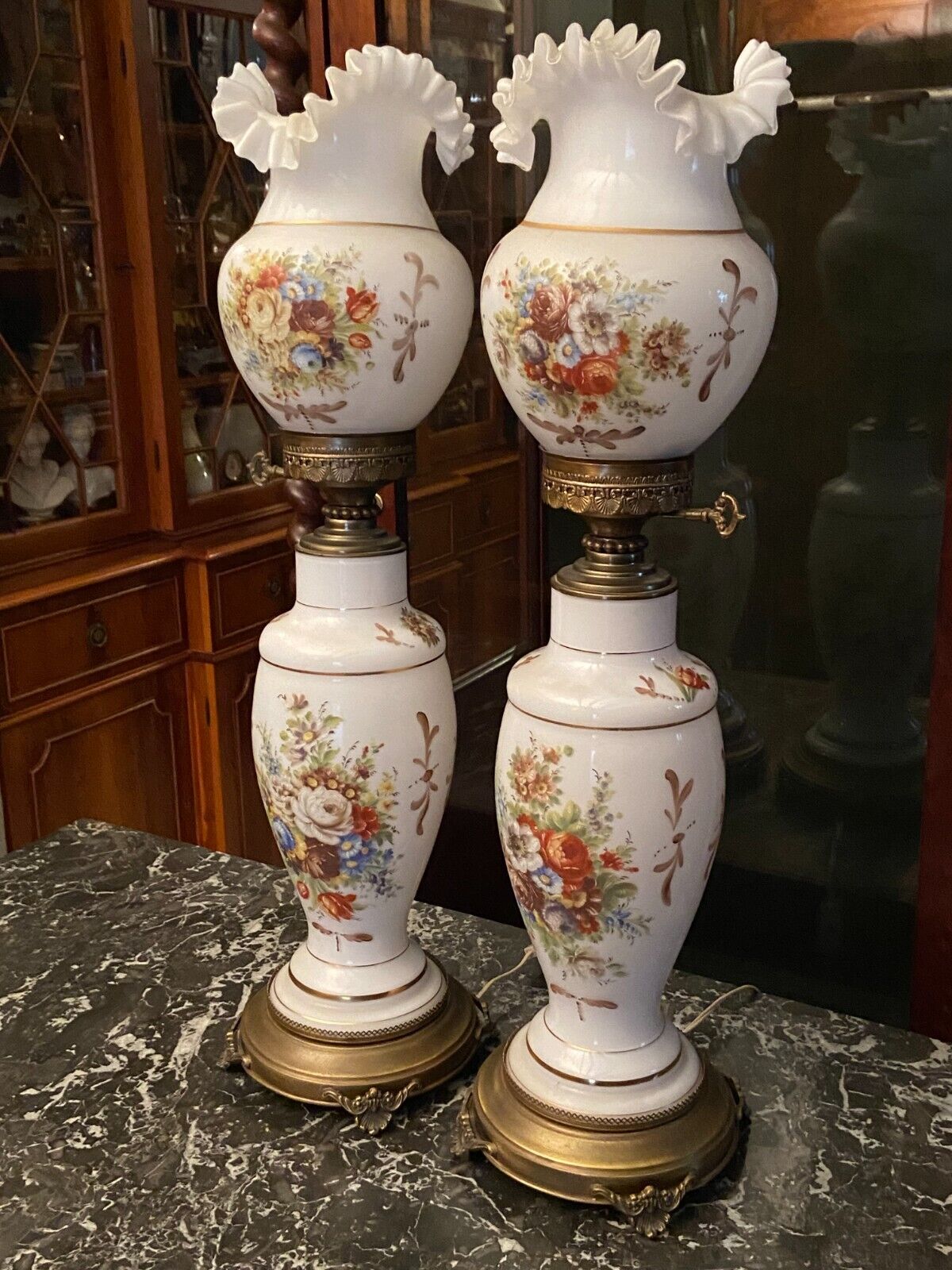 Paire de lampes en opaline blanche à décor floral