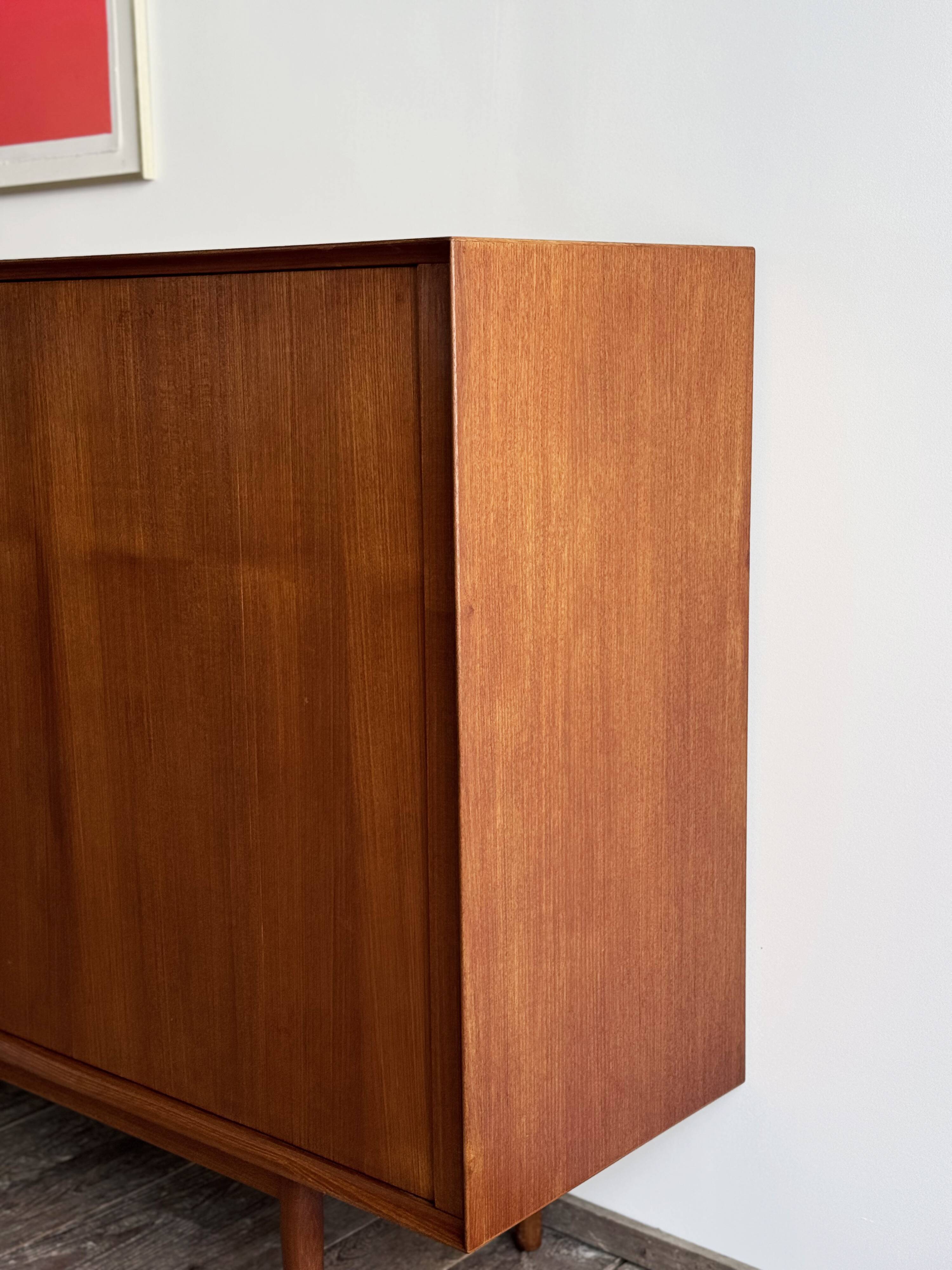 Grand Buffet Mid-Century Moderne en Teck avec Portes Tambour par Arne Vodder pour Sibast, Danemark