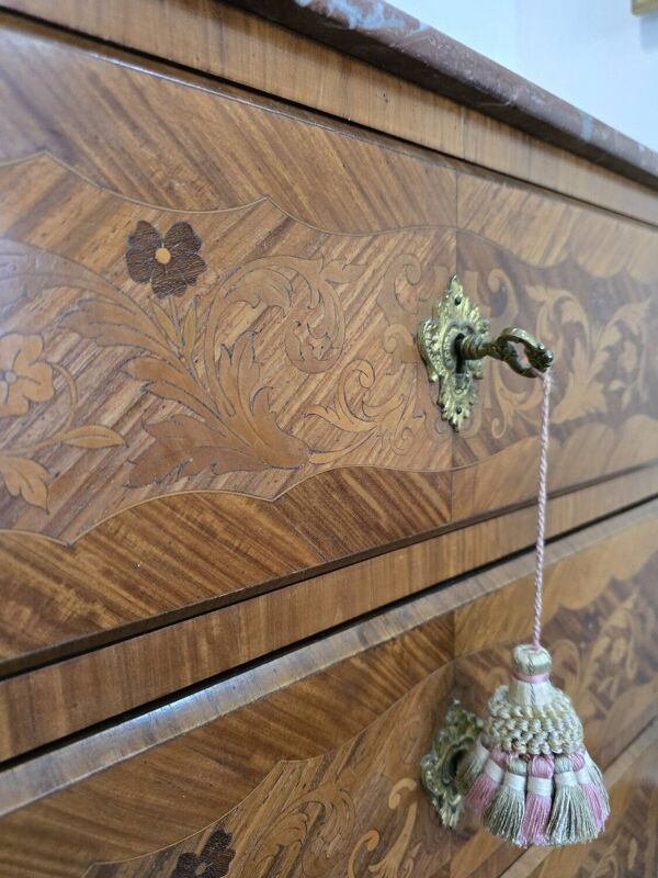 Chiffonnier Louis XV en marqueterie et bronze doré - Plateau marbre