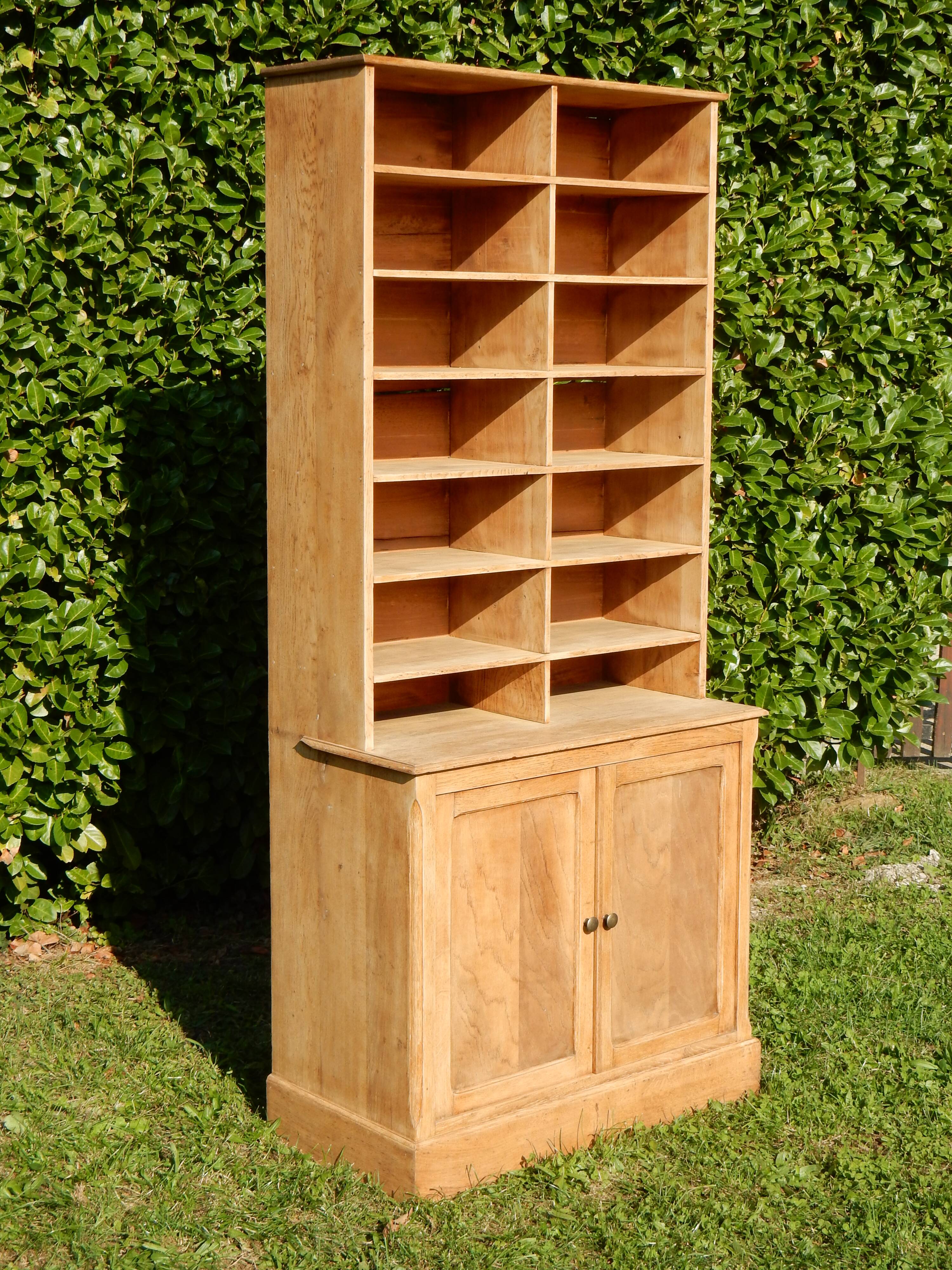 Superbe ancien meuble de métier à casiers et placard en chêne massif