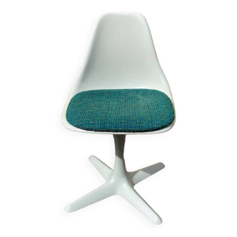 Chaise tulipe pivotante par Maurice Burke.