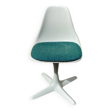 Chaise tulipe pivotante par Maurice Burke.