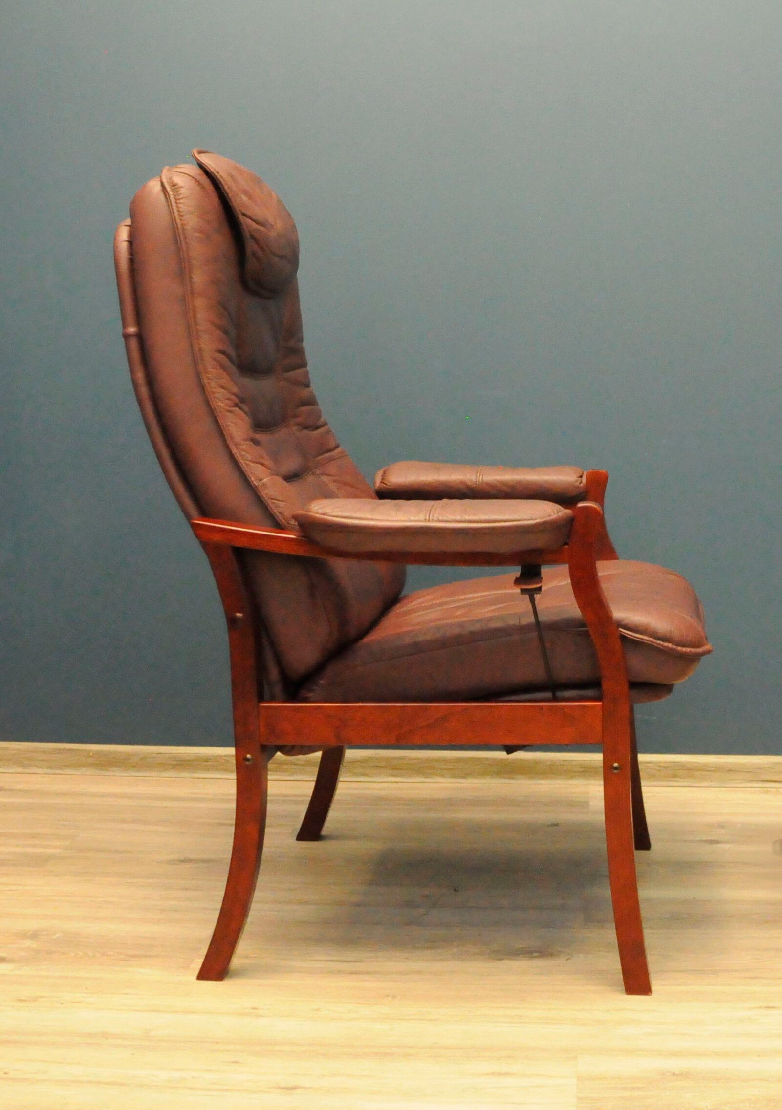 Mobel Team Fold-Out, Scandinavian leather armchair