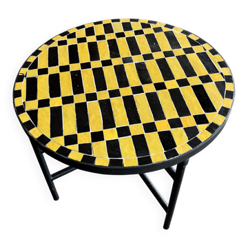 Round coffee table in yellow and black zellige, Moroccan graphic pattern.