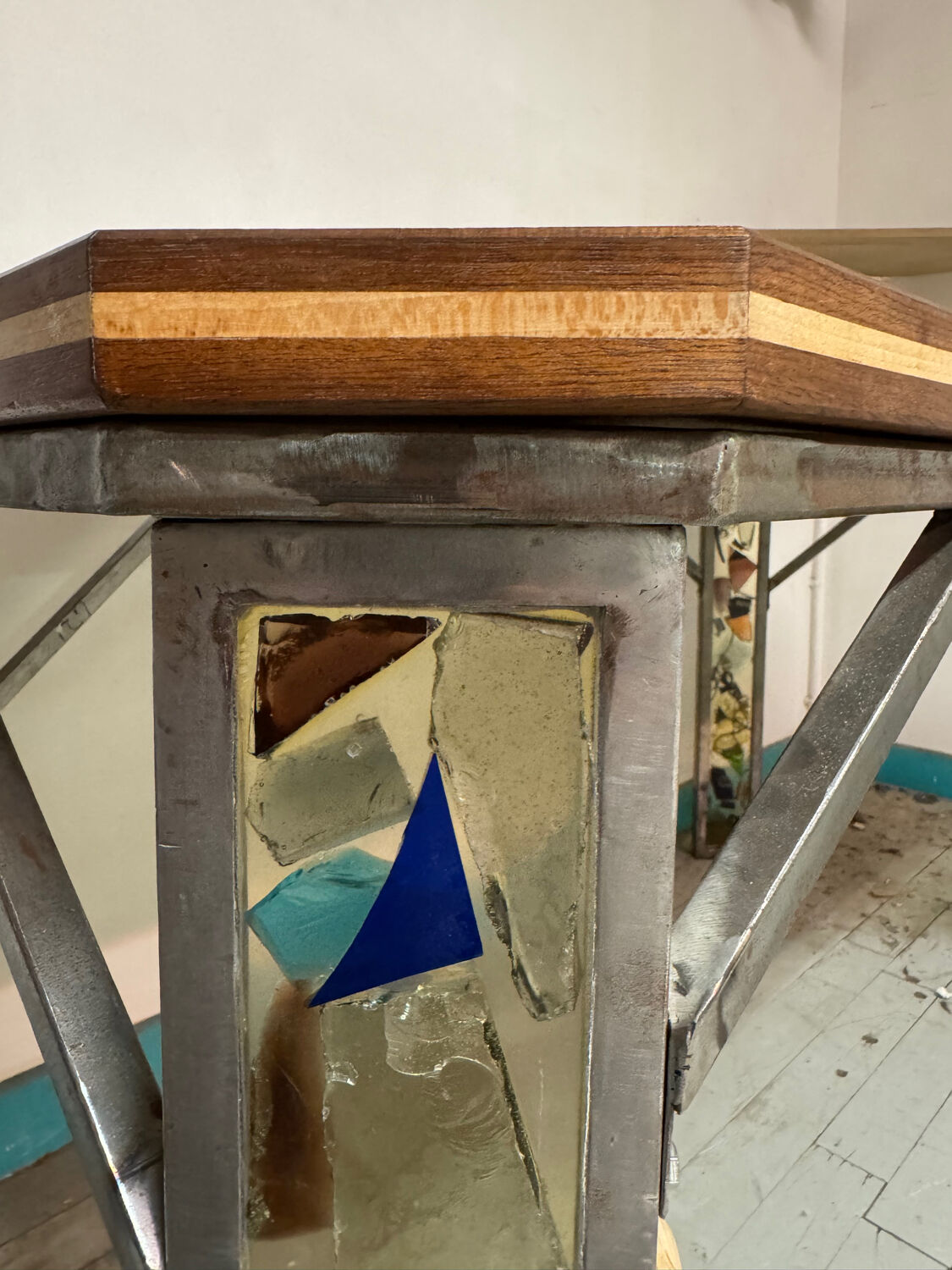 Bureau, table en bois, fer forgé et vitraux