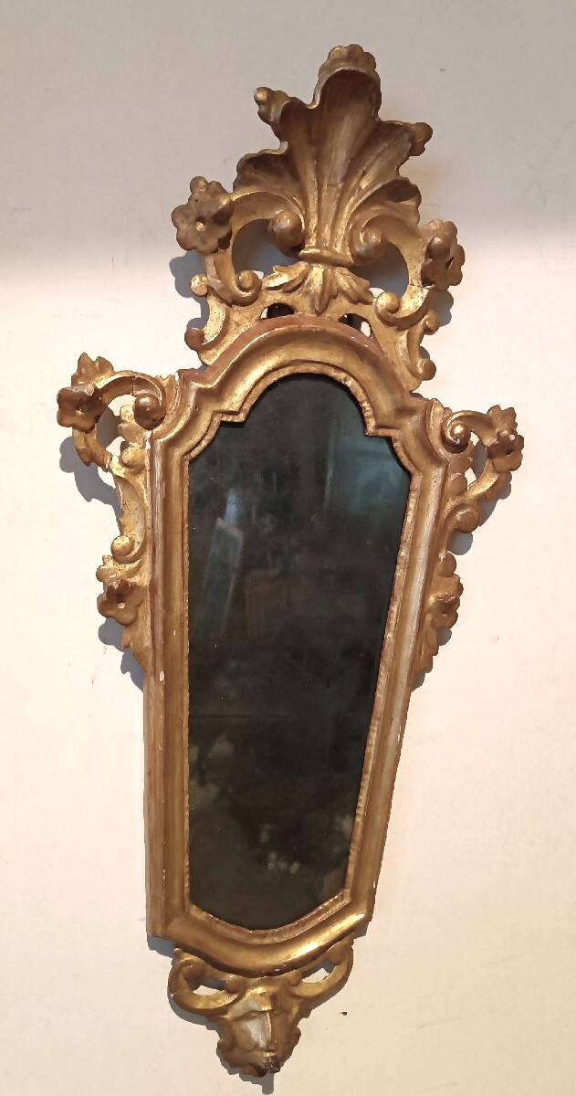 Ancienne paire de miroirs en bois sculpté et doré