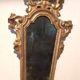 Ancienne paire de miroirs en bois sculpté et doré