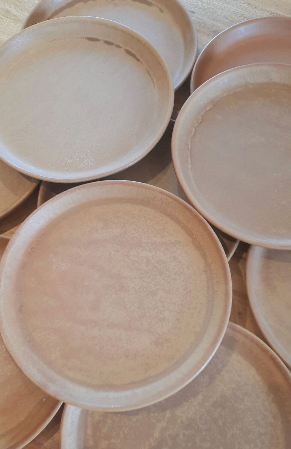 Flat stoneware plate