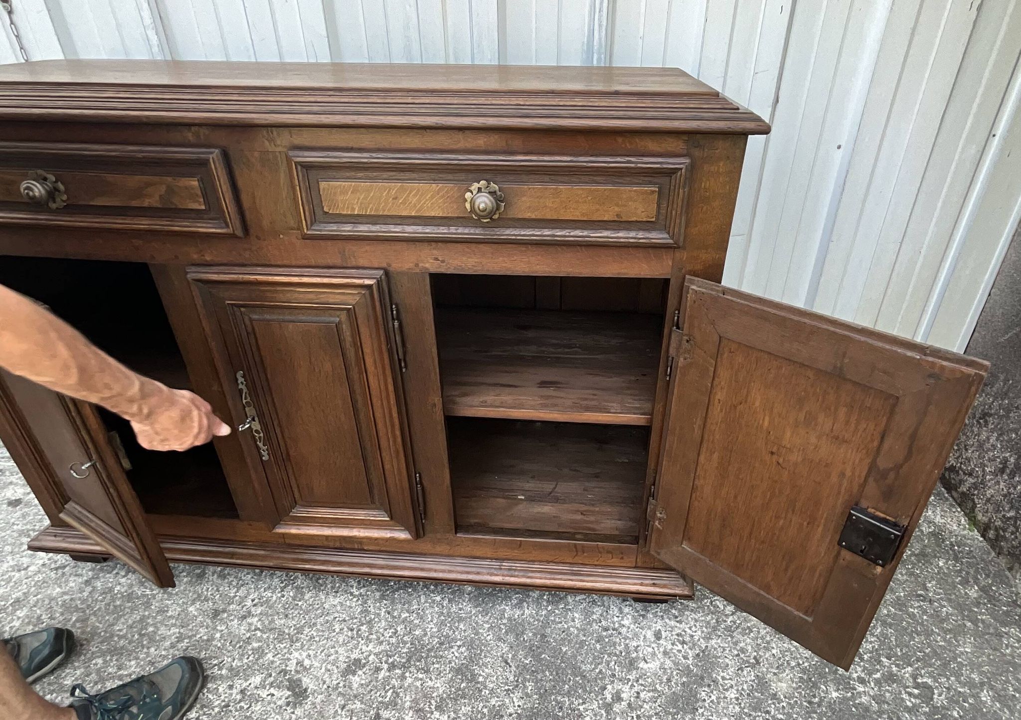 Country-style sideboard in solid oak – 18th century