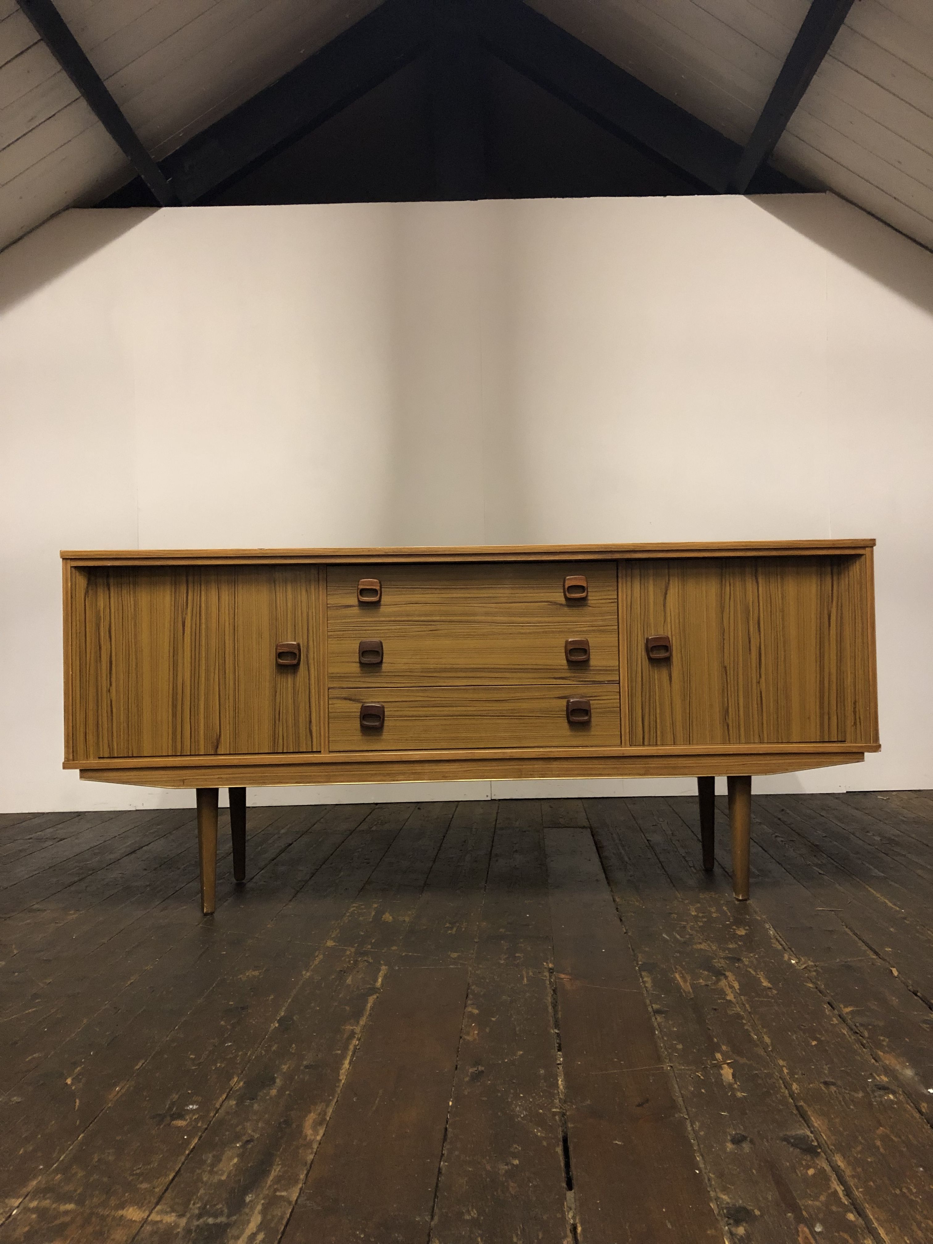 Vieille buffet milieu du siecle en teck design scandinave danois des années 70