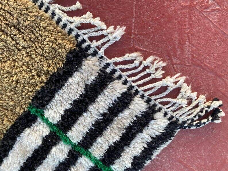 Moroccan rug from Oued Zam, handmade, traditional size 150 x 250 cm.