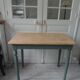 Table, bureau Piètement vert fumé, plateau bois.