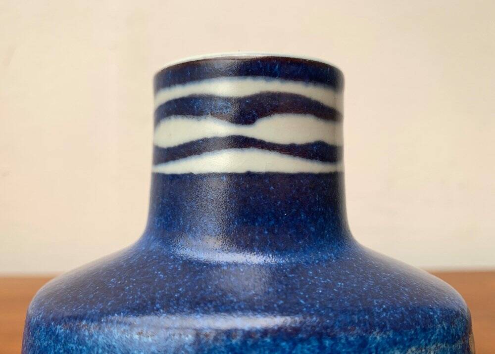 Danish mid-century porcelain vase from the Baca line with bird motif by Nils Thorsson for Aluminia Royal Copenhagen, 1960s.