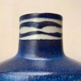 Danish mid-century porcelain vase from the Baca line with bird motif by Nils Thorsson for Aluminia Royal Copenhagen, 1960s.