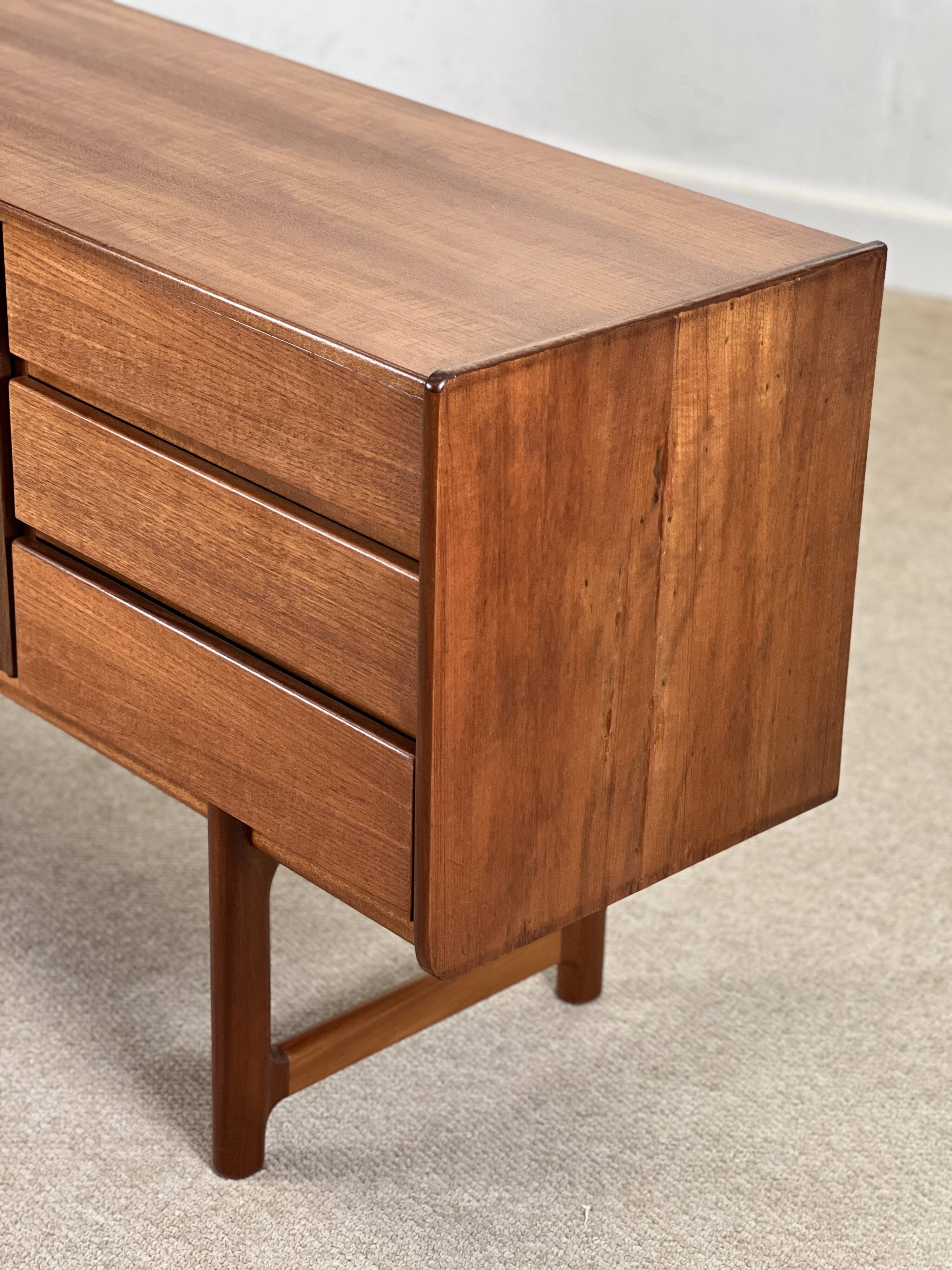 Buffet Mcintosh en noyer.