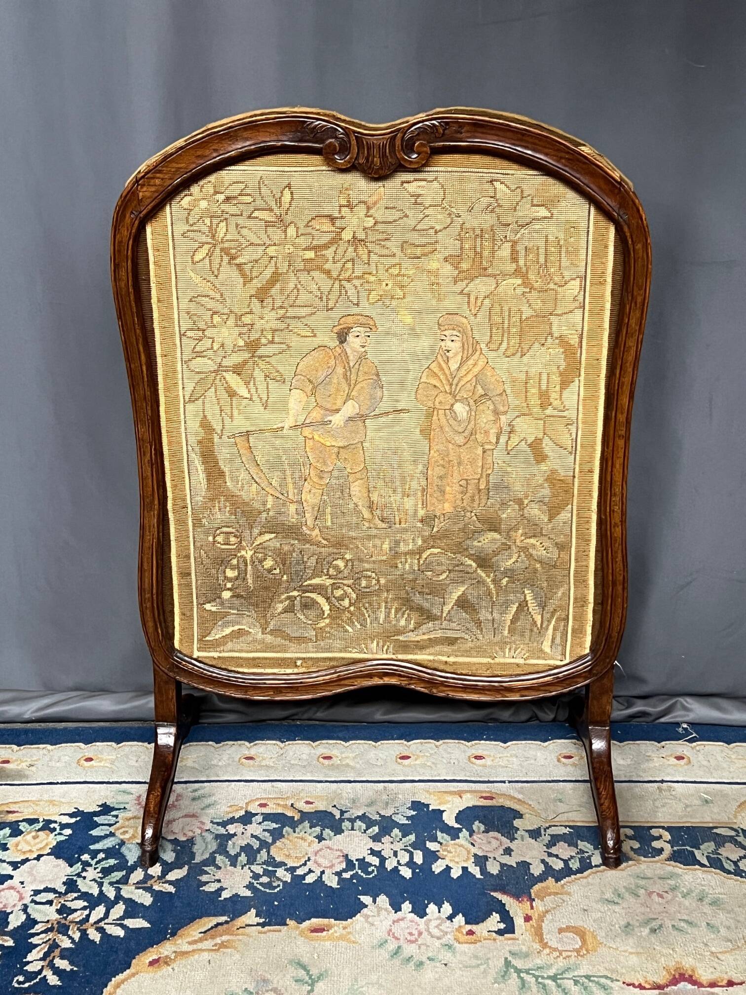 Écran de cheminée ancien. Chêne, broderie.