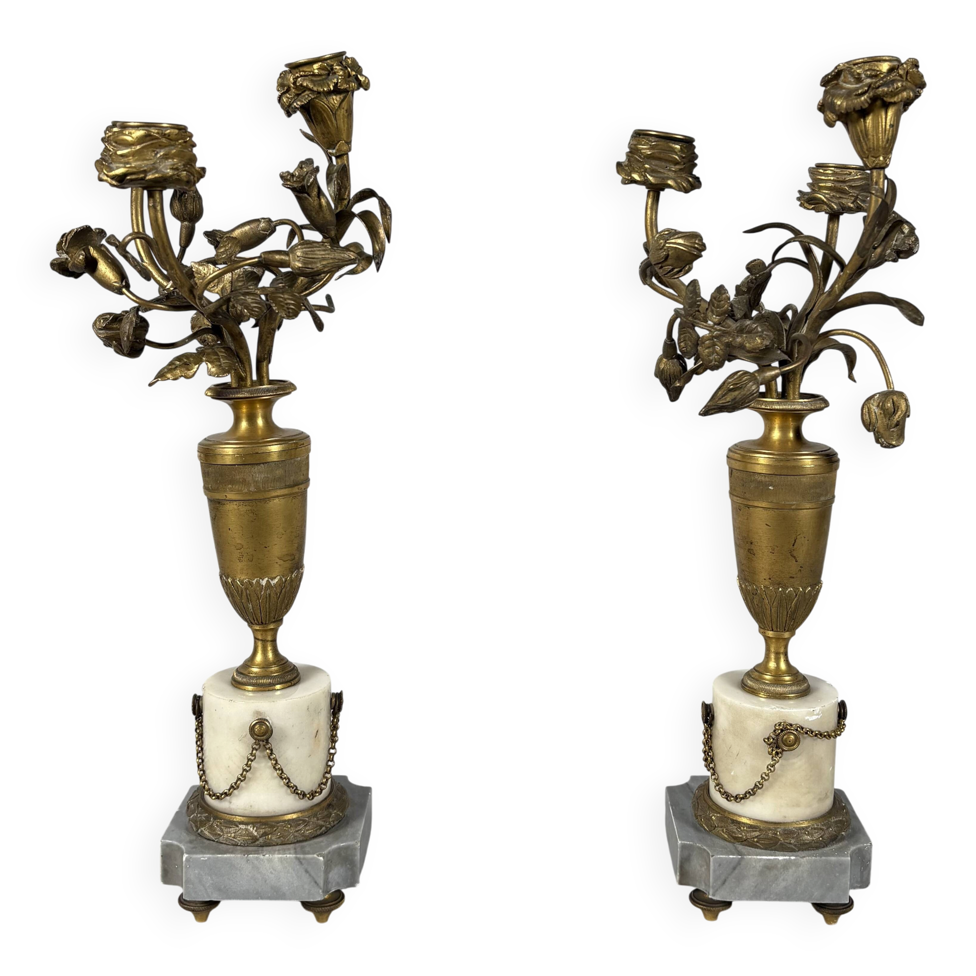 Pair of candelabra vases with flowers in marble and bronze, 19th century.