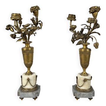 Pair of candelabra vases with flowers in marble and bronze, 19th century.