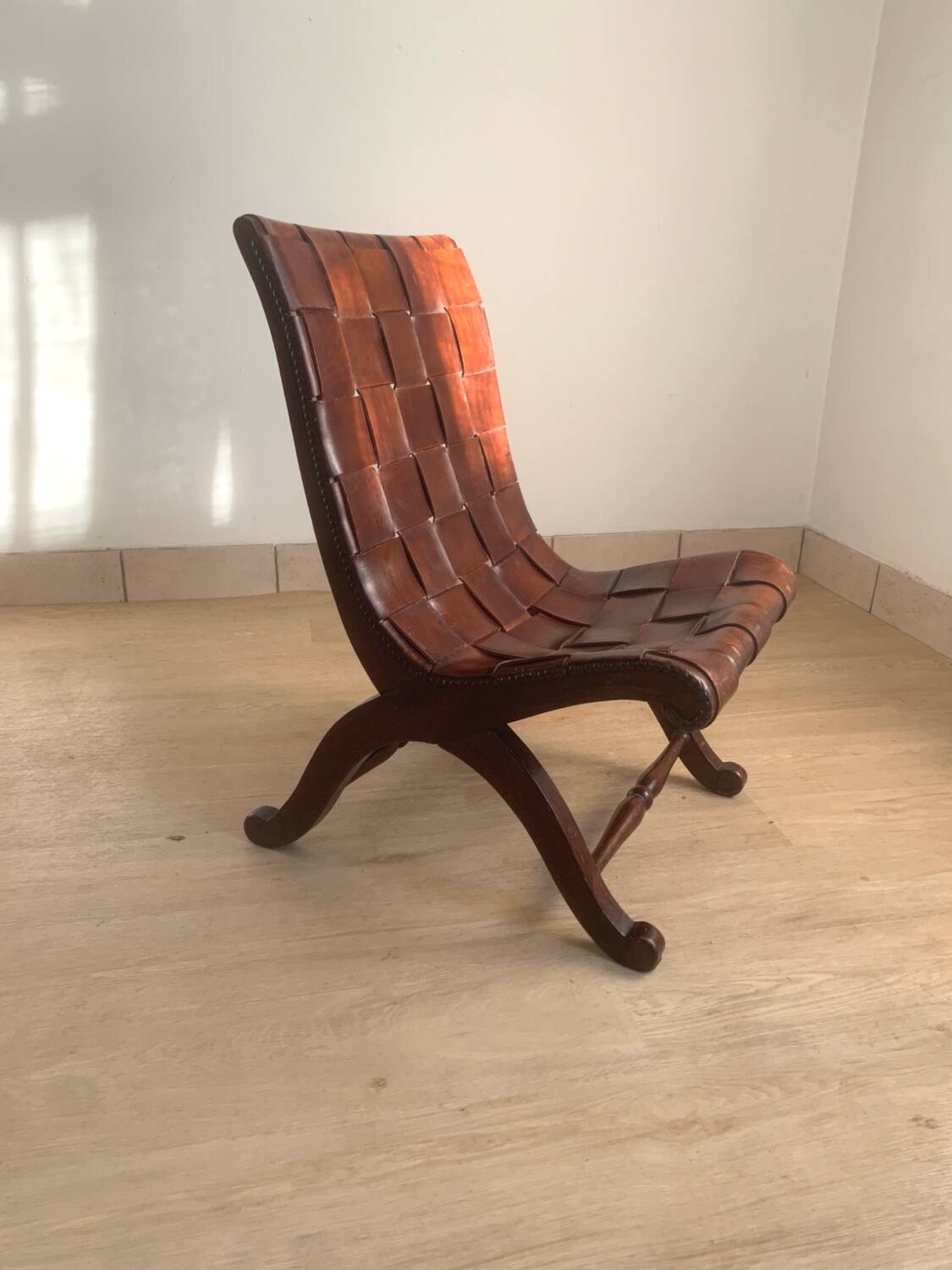 Chauffeuse en bois et cuir de Pierre Lottier