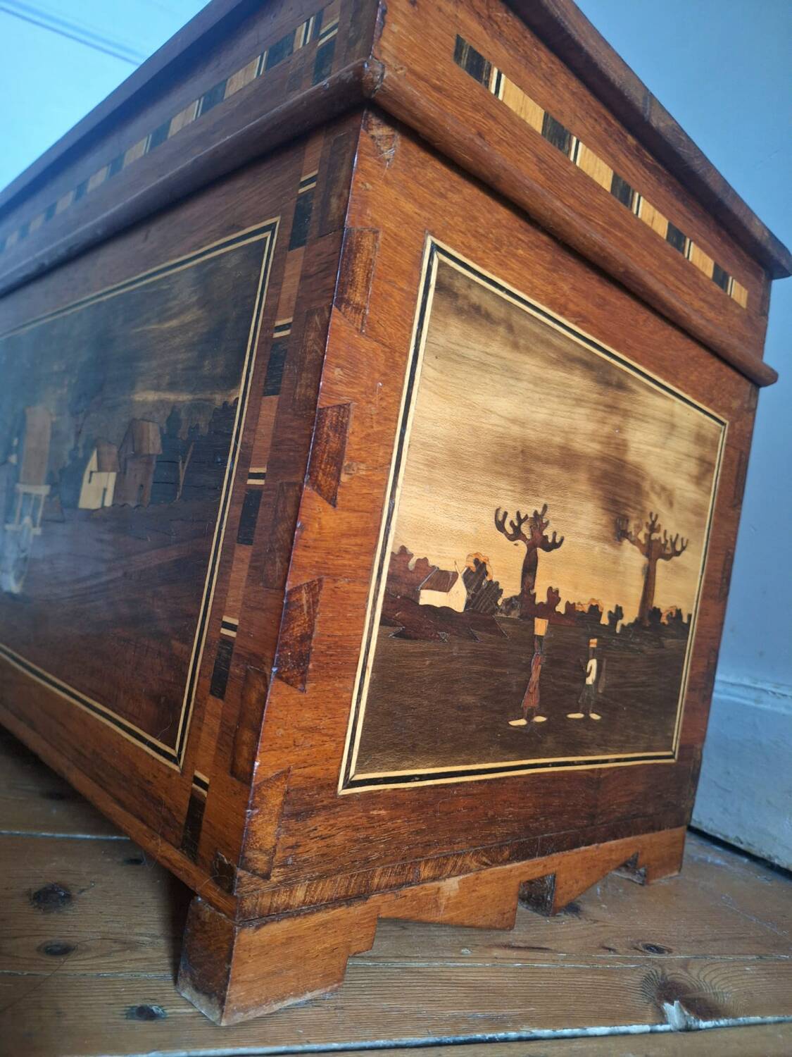 Coffre vintage en marqueterie, décoration ancienne