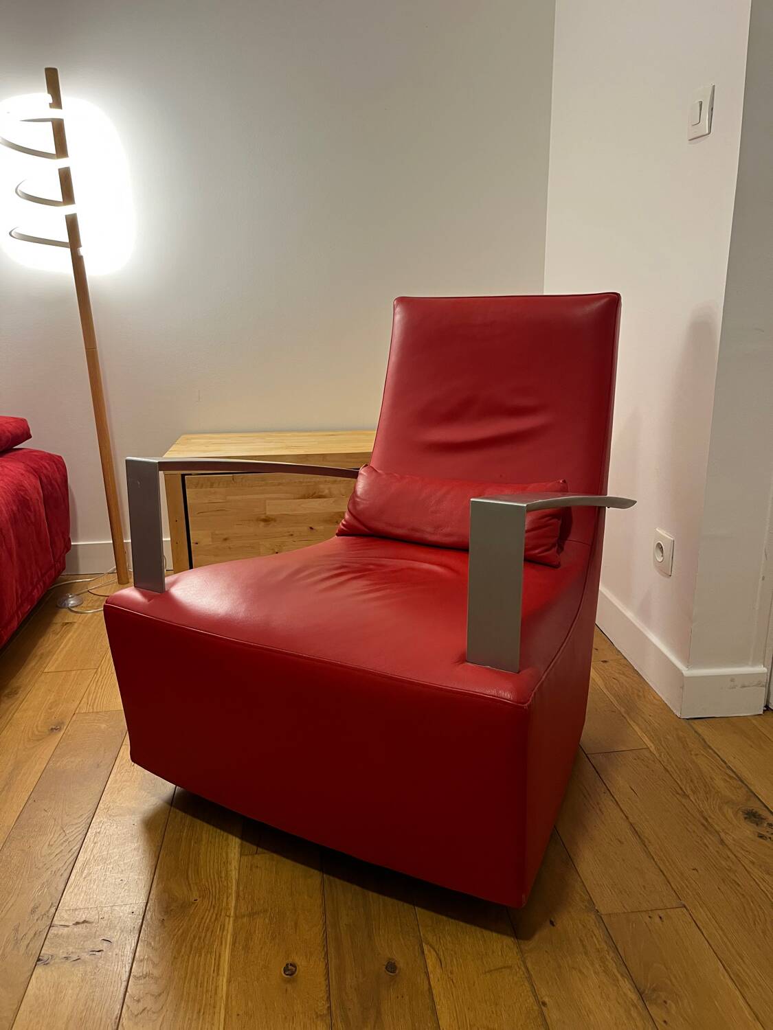 Rocking-chair en cuir rouge ligne roset