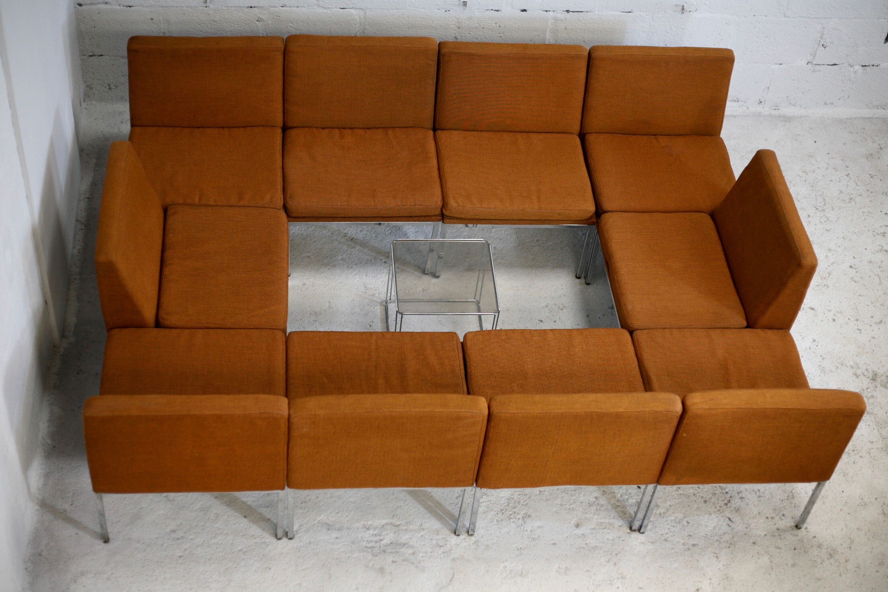 Ensemble de 10 chauffeuses de Louis Baillon, édition Planforms formant canapé modulable, circa 1950