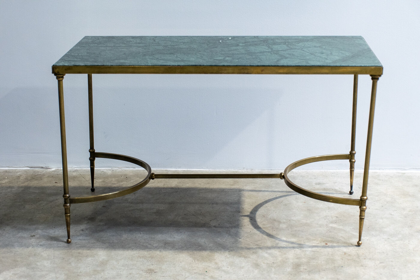 Table basse du milieu du siècle, France 1960 en laiton et marbre vert