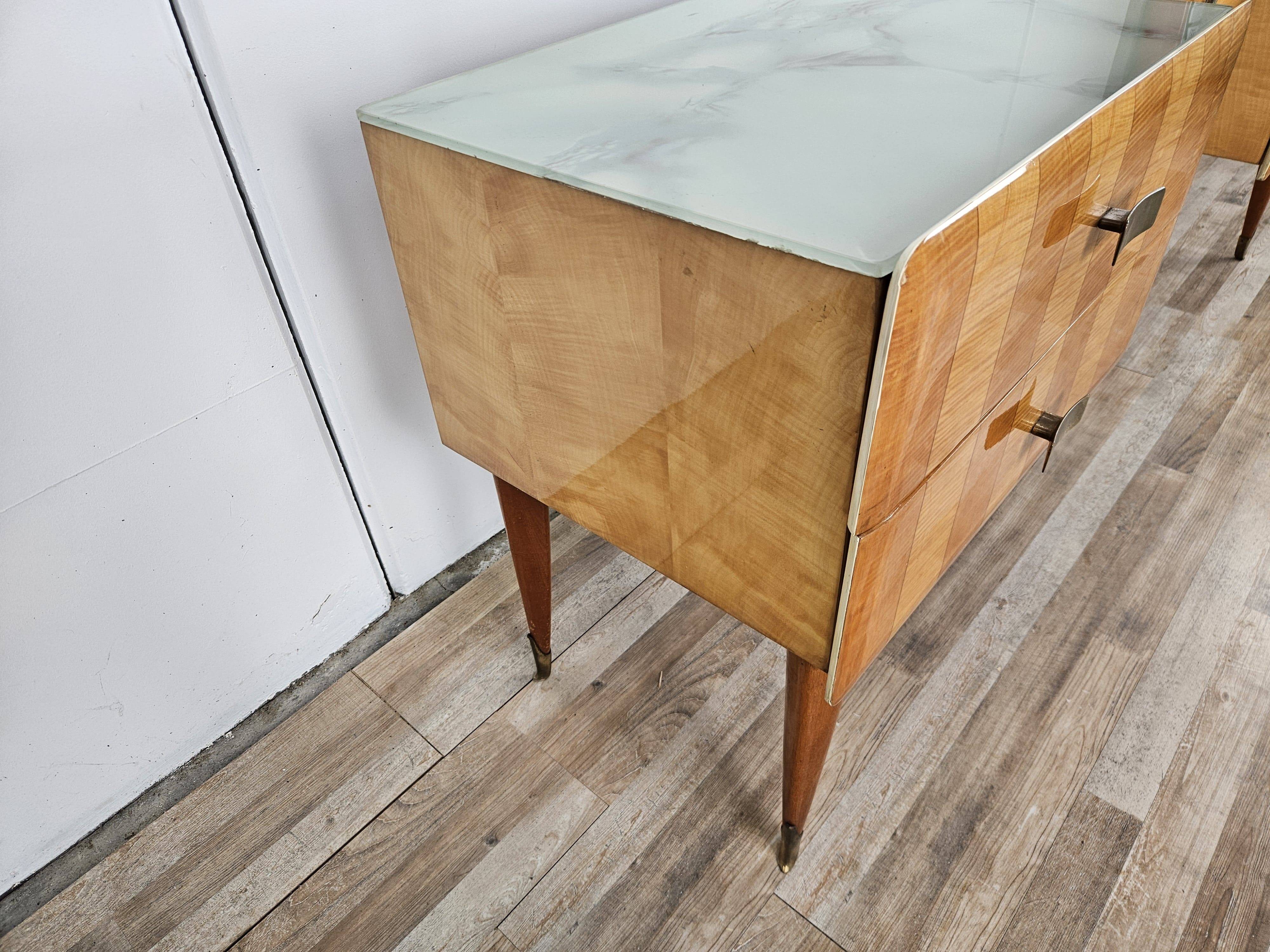 Commode en érable et verre du milieu du siècle des années 1950