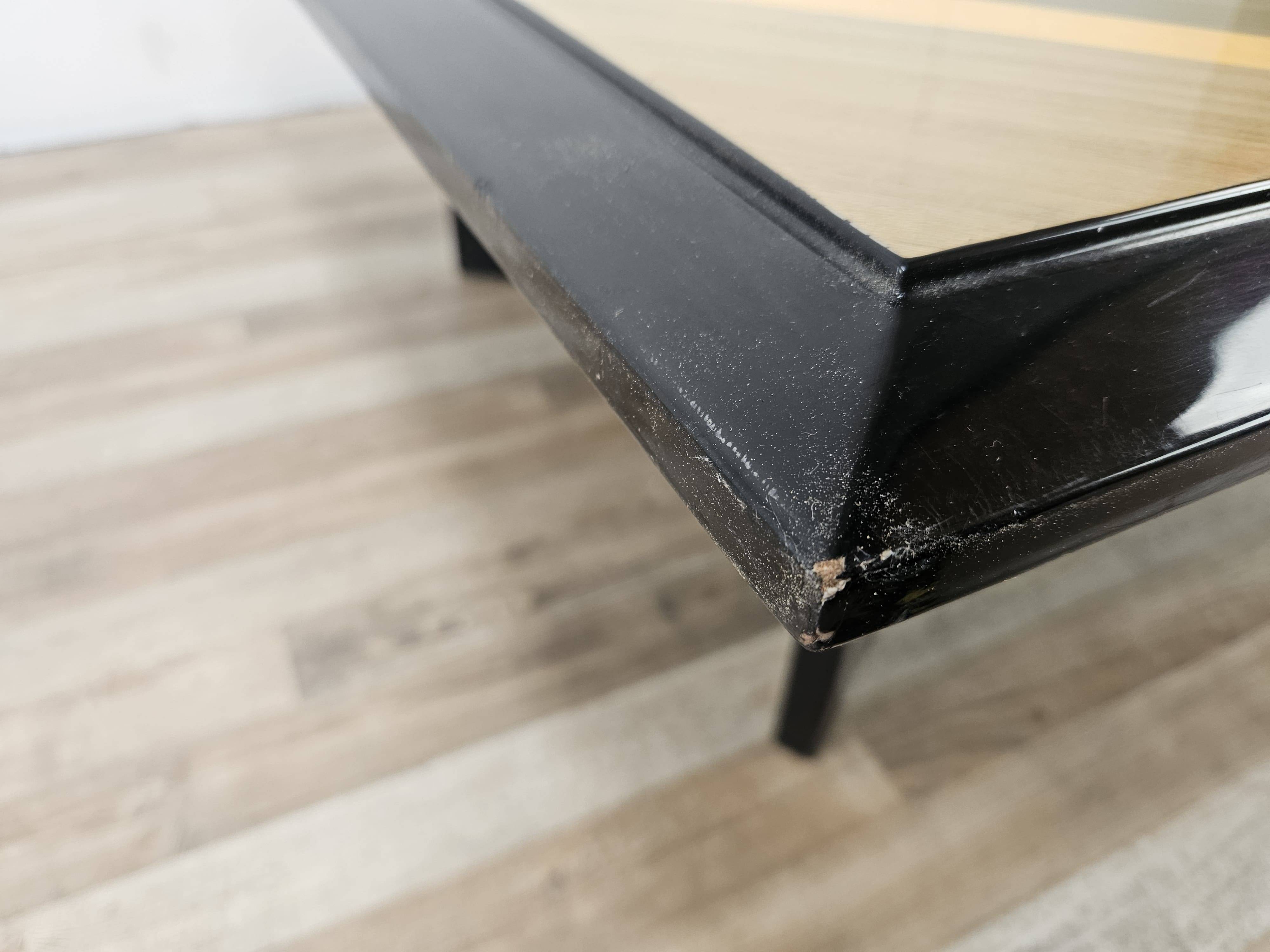 Table basse carrée des années 70 aux motifs géométriques