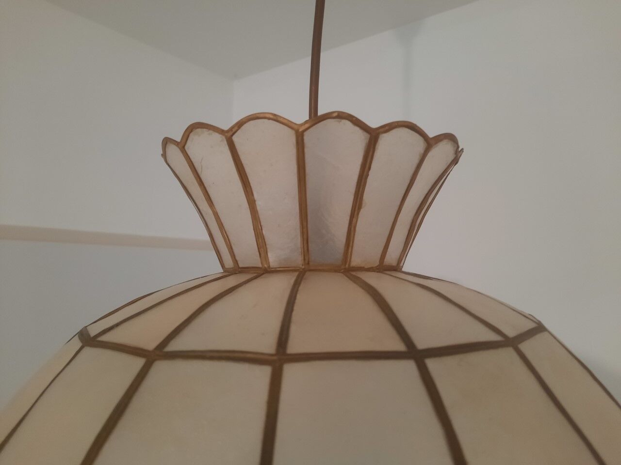 Mother-of-pearl and brass suspension