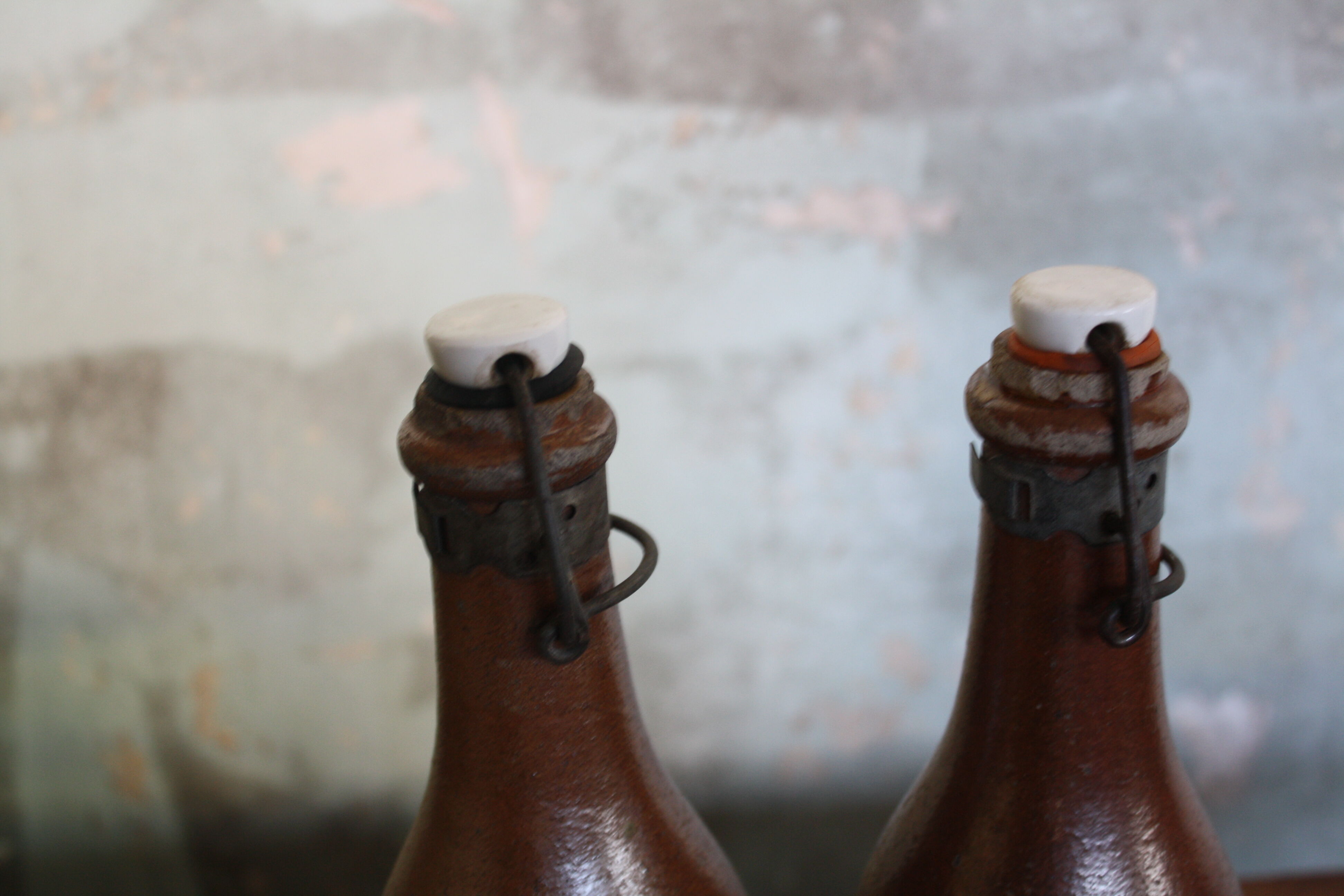 Set of 2 sandstone bottles with ceramic capsule