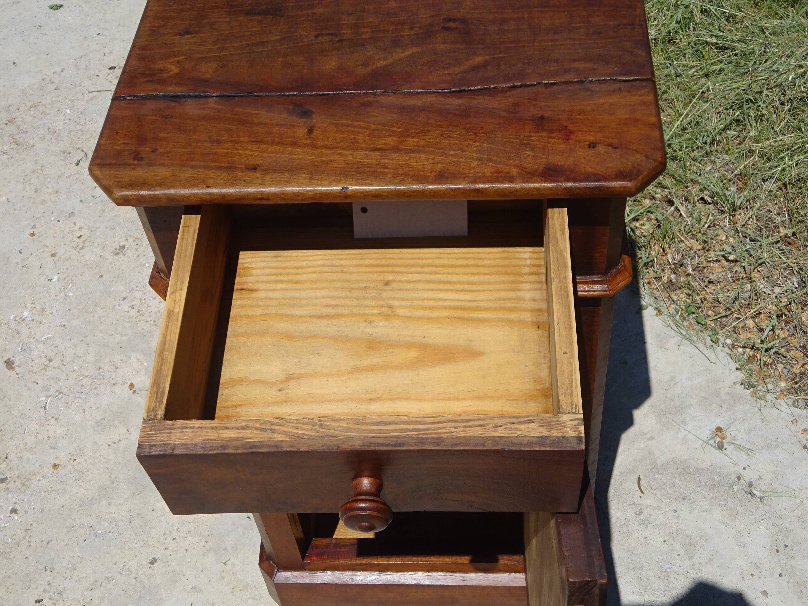 Louis Philippe bedside table in walnut and walnut burl.