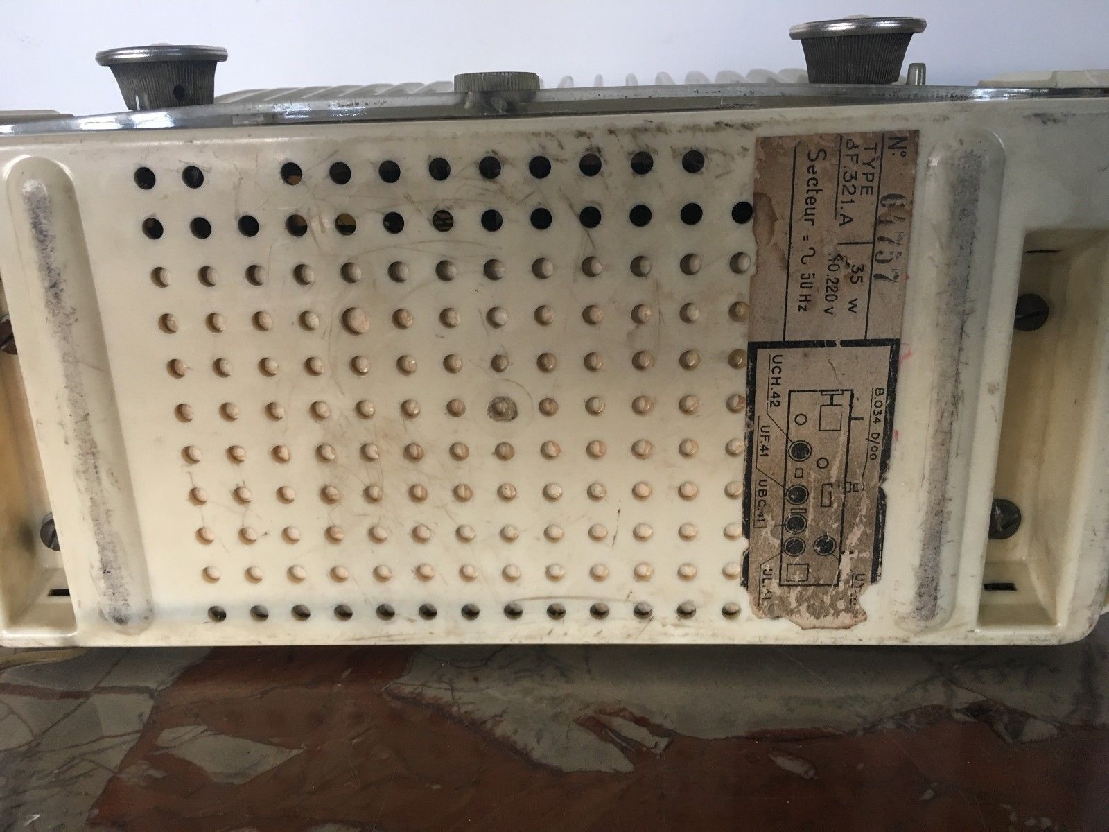 Old radio from the early 1900s post